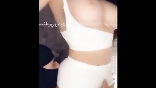 الديوث السعودي مطلع مراته القحبه  سكس مصر لايف نااار وهي لابسه طقم ابيض جامد و نازل لحس ومص في كسها وطيزها نزلت لبنها علي لسانوا