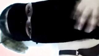 اللبوه الممحونه حنان الحيحانه قعده  سكس مصر في الحمام بتكلم عشيقها فيديو وفشخ كسها الهايج نيك عنيف قحبه مصريه