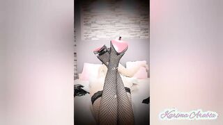 اللبوه السعوديه الحيحانه  سكس مصر ام كس كبير نايمه علي بطنها في وضع السجود وفاتحه لايف وهي فشخ نفسها بتضرب سبعه ونص