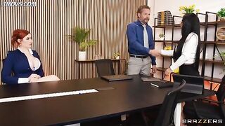 اللبوه طلبت من السكرتيره انها تبوس جوزها من بوقه و فضلت تطلب منهم طلبات  سكس مصر عشان الاتنين يهيجوا علي بعض عايزه تعمل سكس جماعي