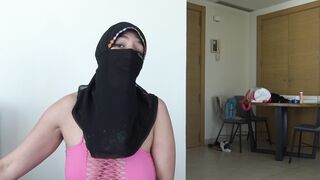القحبه الممحونه  سكس مصر فاتحه لايف ناااار قعده قدام الكاميرا بتعرض الازبار الصناعيه اللي بتفشخ بيها كسها الهايج