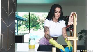 الفحل استغل غياب  سكس مصر مراته و دخل المطبخ علي الشغاله الممحونه مايا فشخ كسها نيك وهي بتغسل المواعين مايا القحبه