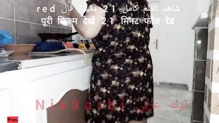 الواد اهلوا خرجوا و هو استغل  سكس مصر غيابهم و دخل لشغاله المربربه المطبخ وهي بتعمل الاكل فضل يحك زبر في طيزها الكبيره