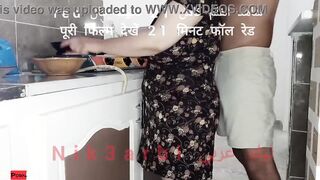الواد اهلوا خرجوا و هو استغل  سكس مصر غيابهم و دخل لشغاله المربربه المطبخ وهي بتعمل الاكل فضل يحك زبر في طيزها الكبيره