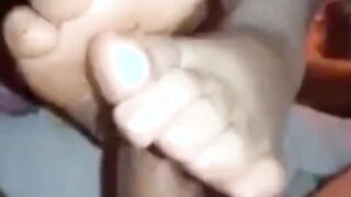 الشرموطه هايجه اوي و خدامة سرير سكس مصر  حط زبري بين رجلها و عماله تفرك فيه مسكتها فلقست طيزها الجامد و فشختها نيك