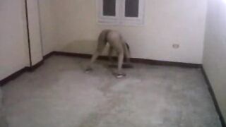 دخلت البيت لاقيت اختي  سكس مصر المموس بتمسح الشقه عريانه ملط كان نفسي امسكها افشخها نيك في  كسها و طيزها اللي مفلقسهم