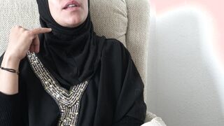 القحبه السعوديه الممحونه قعده علي الكرسي و حبيبها  سكس مصرى واقف قدامها بتلعب في زبر و بضانوا و بتلحس عسل زبر اللي نازل