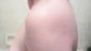 قحبه مغربيه كبيره في السن قعده مع عشيقها سكس مصرى  في الحمام مسكه زبر بتمشي علي شفايف كسها الممحون قحبه سعوديه ممحونه