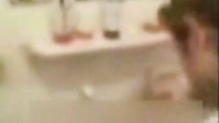 دخلت البيت لاقيت سكس مصرى  اختي قعده لوحده ذنقتها و مسكتها بالعافيه ريحت زبري عليها كنت هتصوت بس حطيت ايدي علي بوقها