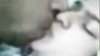 دخلت البيت لاقيت سكس مصرى  اختي قعده لوحده ذنقتها و مسكتها بالعافيه ريحت زبري عليها كنت هتصوت بس حطيت ايدي علي بوقها