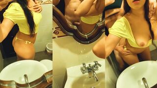 مايفين القحبه المصريه  سكس مصرى الهايجه بتصور نفسها بطقم اصفر فاجر و هي مع جون في الحمام وفاشخ كسها الهايج نيك