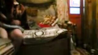 لبوة الشرقيه الهايجه فاكره  سكس مصرى عشيقها بيخونها ومش عايزه ينام معاها مسكها بالعافيه فشخ كسها و نكها قحبه مصريه