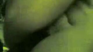 القحبه التونسيه الممحونهنايمه علي ضهرها و سكس مصري جامد اوي  عشيقها الزبير ماسكها فاشخ كسها نيك وهي عماله تصوت من المتعه