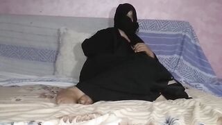 المموس المغربيه  سكس مصري جديد الممحونه قعده علي السريرلابسه النقاب والعبايه و خلع الاندر وشغاله دعك و فرك في كسها الهايج