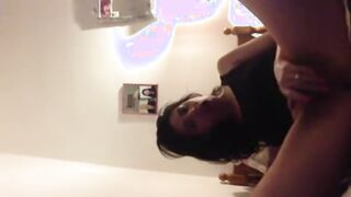 الشرموطه  سكس مصري جديد العربيه الممحونه فاتحه لايف تانجو وقعده في غرفة البرايفت مع الداعمين فشخ كسها الهايج بزبر الصناعي