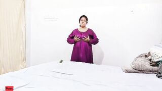 الشرموطه رشا العالقه طالعه سكس مصري  لايف تانجو وهي بتخلع هدومها كلها و شغلها عصر في ابزازها المربربه و كسها الممحون