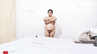 الشرموطه رشا العالقه طالعه سكس مصري  لايف تانجو وهي بتخلع هدومها كلها و شغلها عصر في ابزازها المربربه و كسها الممحون