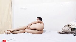 الشرموطه رشا العالقه طالعه سكس مصري  لايف تانجو وهي بتخلع هدومها كلها و شغلها عصر في ابزازها المربربه و كسها الممحون