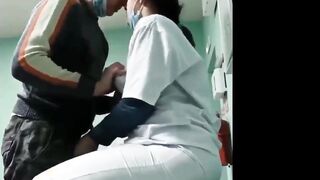 الدكتور ساره الممحونه عجبها مريض لم كشفت عليه و شافت زبر قفلت  سكس مصري غرفة الكشف و خلتوا فشخ كسها الممحون نيك