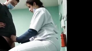 الدكتور ساره الممحونه عجبها مريض لم كشفت عليه و شافت زبر قفلت  سكس مصري غرفة الكشف و خلتوا فشخ كسها الممحون نيك