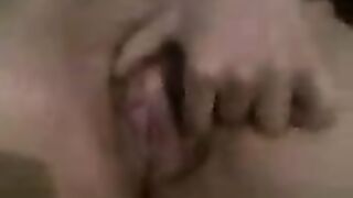 مديحه الحيحانه ام كس سكس مصري  هايج قعده في شقة عشيقها و عماله تتعالق عليه عشان ينكها فلقس طيزها و فشخها نيك من الاخر