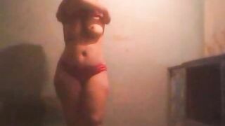 شرموطة الشرقيه الحيحانه رحاب الهايجه بعت  سكس مصري فيديو ل عشيقها بتفرجوا علي جسمها و عماله تهيج فيه عشان يجي يفشخها
