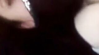 العنتيل الهايج ماسك المموس المربربه ام كس شرقان و نازل  سكس مصري عصر في بزازها و هو بينكها في كسها الشرقان قحبه مصريه