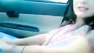 الشرموطه العراقيه الهايجه قعده في العربيه جنب خطيبها  سكس مصري و طلب منها تخلع البنطلون يشوف كسها المنفوخ قحبه عراقيه