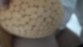 اللبوه مسكها الدبدوب و بتكلم حبيبها فيديو  سكس مصري وبتقولوا بص اعتبر نفسك الدبدوب ده و حطيتوا بينا رجلها وفضلت تفرك بكسها