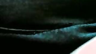 القحبه ام محمود الحيحانه سكس مصري  قعده بتكلم عشيقها فيديو كوول بتفرجوا علي كسها المنفوخ و هي نزله دعك و فرك فيه