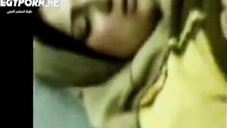 المتناكه ام ندي الهايجه راحت  سكس مصري لعشيقها الزبير و كان قاعد معا واحد صاحبوا اللبوه متكسفتش وفشخت كسها قداموا