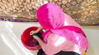 الجزء التاني صاحب البيت استغل سكس مصري  ان كل اللي في البيت خرجوا و دخل الحمام علي الشغاله المربربه ضرب عشره علي طيزها