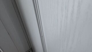 العنتيل دخل الاوضه لاقي اللبوه ام كس  سكس مصري مشعر نايمه علي الكنبه عريانه ملط قومها عشان يفشخ كسها الممحون نيك