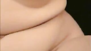 المموس نايمه علي السرير فشخ رجلها  نيج و العنتيل شغال رزع بزبر في كسها الممحون اول ما جه يجبهم راح حط زبر في بوقها