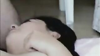 المموس نايمه علي السرير فشخ رجلها  نيج و العنتيل شغال رزع بزبر في كسها الممحون اول ما جه يجبهم راح حط زبر في بوقها