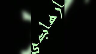 القحبه الحيحانه فاتحه لايف نااار  نيج لبس قميص نوم اسود فاخر شفاف مبين جسمها كله و بزازها الجامده اللبوه بترقص بلدي