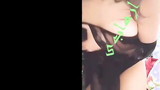 الجزء التاني القحبه ام عود فرنساوي جامد فاتحه لايف نااار لبس  نيج قميص اسود شفاف و بترقص احلي رقص بلدي وهي بتتشرمط