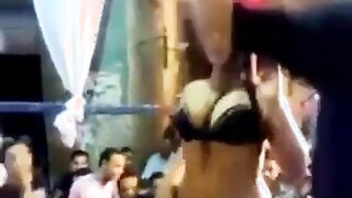 اول ظهور لقحبه  سكس مصر بوسي الرقاصه في الافراح الشعبيه وهي بتتشرمط و تتعالق علي المعازيم المموس حيحانه اوي ولبسها ملفت