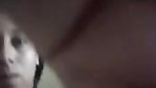 الشرموطه الحيحانه بتكلم حبيبها فيديو كوول  سكس مصر و هي في الحمام عريانه ملط تحت الدش و قعده تعصر في بزازها و تفرك في كسها