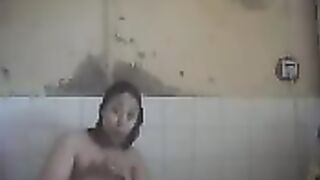 الشرموطه الحيحانه بتكلم حبيبها فيديو كوول  سكس مصر و هي في الحمام عريانه ملط تحت الدش و قعده تعصر في بزازها و تفرك في كسها