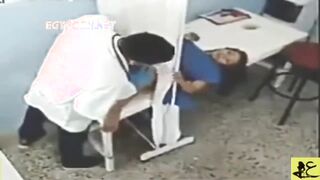 الدكتور بدل ما يكشف علي المموس مسكها هري سكس مصر  كسها لحس و مص و هي علي هواها و فشخ رجلها و جوزها الديوث من واخد بالوا