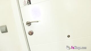 الديوث جاب صاحبوا الزبير يمتع كس اخته الهايجه  سكس مصر العنتيل فاشخ المموس الحيحانه نيك و الديوث واقف بيضرب عليهم عشره