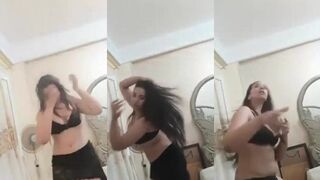 المتناكه نهاد القحبه عودها فرنساوي فاجر سكس مصر وجسمها قشطه بترقص احلي رقص شرقي وهي لبسه طفم داخلي اسود فاجر