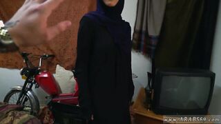 الفحل الهايج شقط المموس سكس مصر  من الشارع و خدها في العربيه طلع شقتوا اللبوه طالعت هايجه فشخ و كسها شرقان فشخها نيك