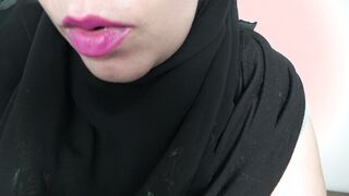 اوشخ كلام شرمطه  سكس مصر و منيكه مع المموس و هي مسك الزبر الصناعي و عماله تدلعوا علي شفايفها و جوا بوقها لبوه ممحونه