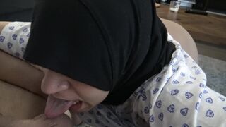 مموس كبيره و حامل في التاسع اللبوه قعده علي الكنبه  سكس مصر و الزبير واقف في دماغها حاشر زبر كله في بوقها و المموس نزله رضاعه