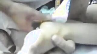 الديوث الهايج دخل  سكس مصر علي اخته وهي نايمه و ماسك رجليها بيمشي زبر عليها و بيفرك فيه غرق رجليها لبن ديوث مصري