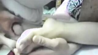 الجزء التاني الديوث الهايج  سكس مصر دخل علي اخته وهي نايمه و مطلع زبر بيمشي علي صوابع رجلها و بيفرك فيه لحد ماجبهم