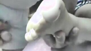 الجزء التاني الديوث الهايج  سكس مصر دخل علي اخته وهي نايمه و مطلع زبر بيمشي علي صوابع رجلها و بيفرك فيه لحد ماجبهم
