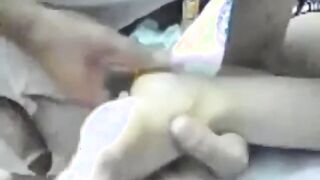 الجزء التاني الديوث الهايج  سكس مصر دخل علي اخته وهي نايمه و مطلع زبر بيمشي علي صوابع رجلها و بيفرك فيه لحد ماجبهم
